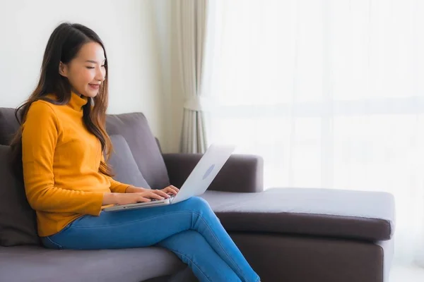 Porträt junge asiatische Frau mit Laptop-Computer Notizbuch auf so — Stockfoto