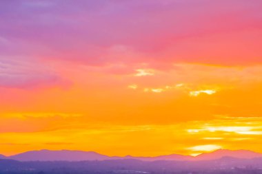 Güneşin doğuşuyla ya da dağda günbatımıyla güzel bir manzara