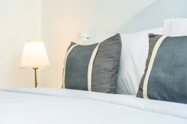 Yatak odasının iç dekorasyonunda yastık.