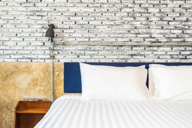 Yatak odasının iç dekorasyonunda yastık.