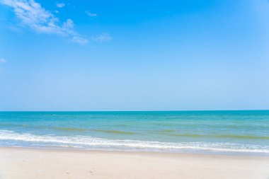 Plajın etrafındaki güzel tropikal okyanus mavi gökyüzü beyaz kl