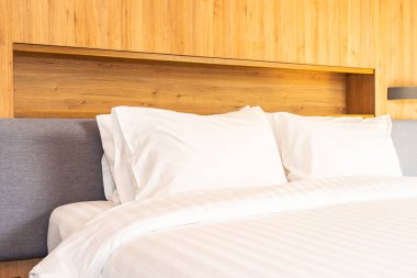 Yatak odasının iç dekorasyonunda yastık.