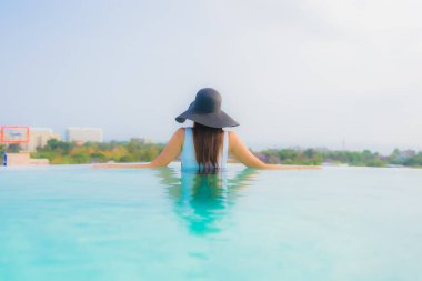 Asyalı kız mutlu gülümsemek güzel genç kadın portre dinlenmek