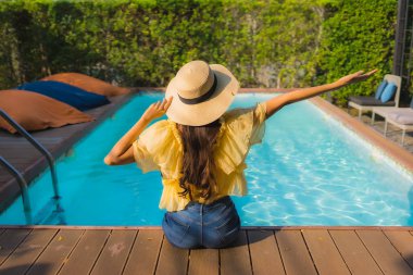 Asyalı genç bir kadının portresi mutlu bir gülümseme açık havada yüzmek