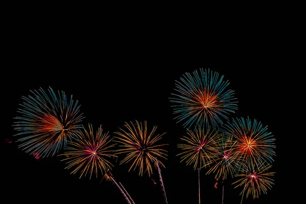 Hermosa exhibición de fuegos artificiales de colores en la noche para celebrar —  Fotos de Stock