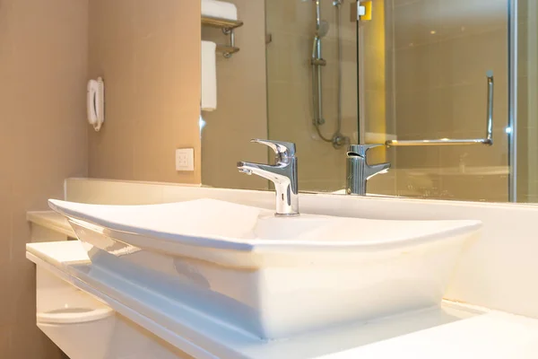 Wasserfacuet und weißes Waschbecken Dekoration Innenraum — Stockfoto