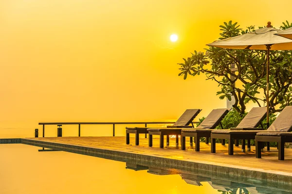 Красивий схід сонця навколо з парасолькою і стільцем відкритий плавальний басейн — стокове фото