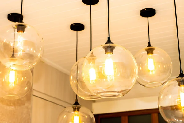 Schöne luxuriöse elektrische Deckenlampe Dekoration Innenraum — Stockfoto