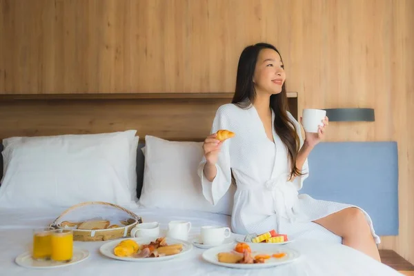 Portrait beautiful young asian woman happy enjoy with breakfast — 스톡 사진