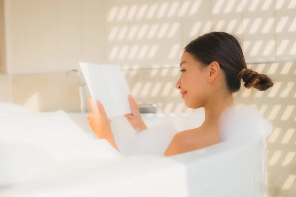 Портрет молодой азиатской женщины читать книгу в ванной — стоковое фото