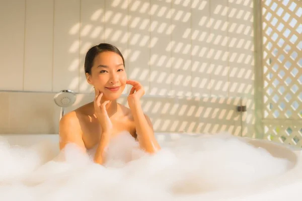 Portrait young asian woman relax take a bath in bathtub — Stock Photo, Image