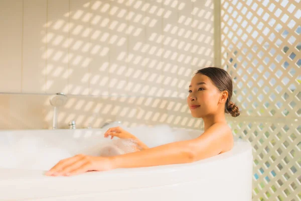 Portre genç Asyalı kadın rahatla küvette banyo yap. — Stok fotoğraf
