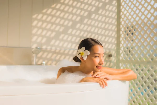 Ritratto giovane donna asiatica relax fare un bagno nella vasca da bagno — Foto Stock