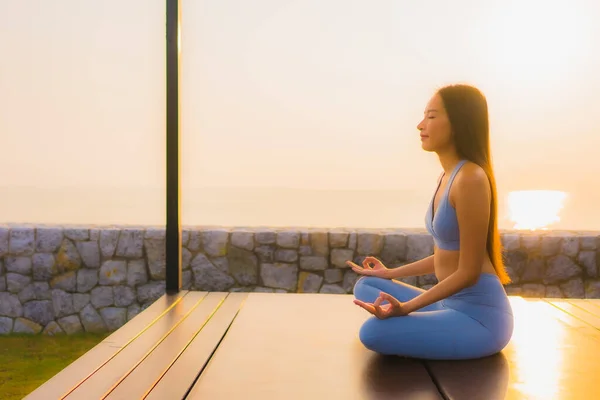 Retrato joven asiático mujer hacer meditación alrededor de mar playa océano —  Fotos de Stock