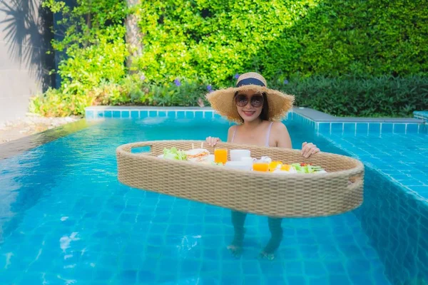 Retrato jovem asiático mulher feliz sorriso desfrutar com flutuante pausa — Fotografia de Stock