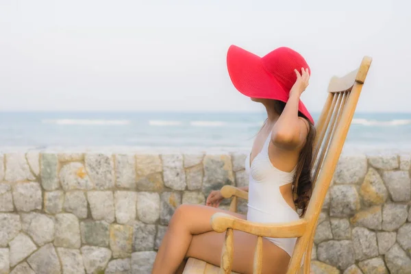 Portret jonge aziatische vrouw gelukkig glimlach ontspannen rond strand zee oc — Stockfoto