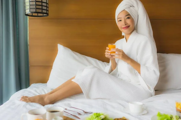 Портрет молодої азіатки на ліжку зі сніданком у спальні — стокове фото