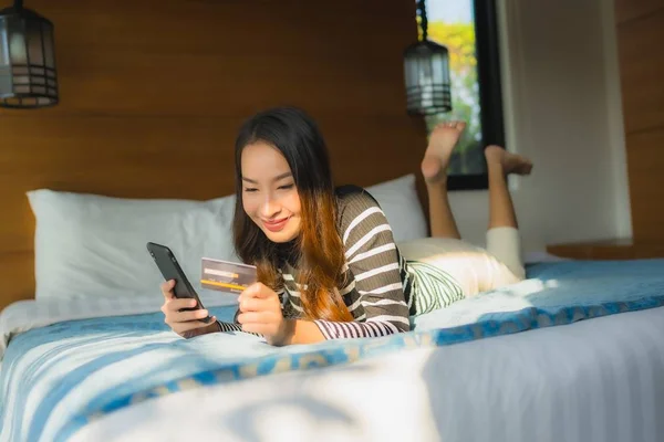 Portrait jeune femme asiatique en utilisant un téléphone mobile intelligent avec crédit — Photo