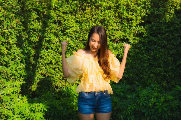 Портрет молодой азиатской женщины счастливая улыбка расслабиться на открытом воздухе Нату — стоковое фото