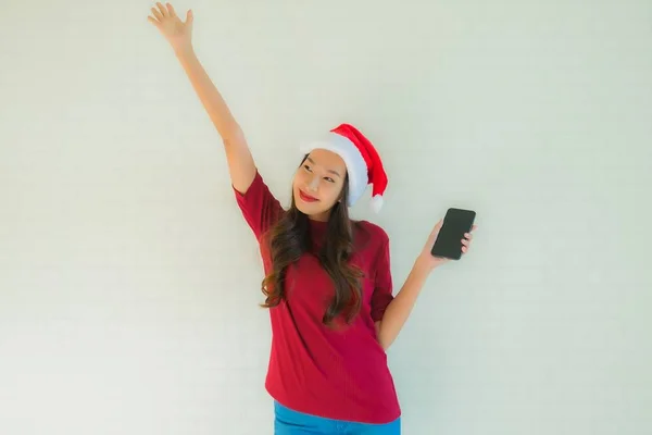 Retrato hermosa joven asiático mujeres desgaste santa navidad sombrero wi —  Fotos de Stock