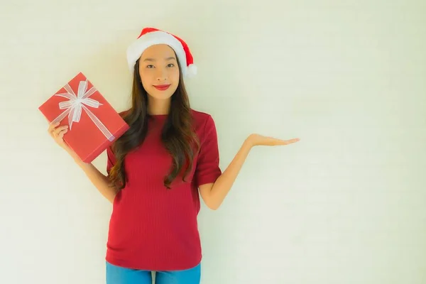 Retrato bonito jovem asiático mulheres desgaste santa chapéu no Natal — Fotografia de Stock