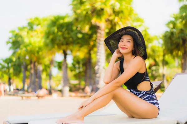 Ritratto bello giovane asiatico donne relax sorriso felice in giro se — Foto Stock