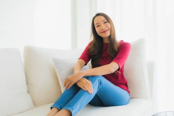 아리따운 젊은 아시아 여성 사진 행복 한 미소 소파에 앉아 — 스톡 사진
