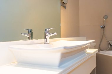 Su yüzeyi ve beyaz lavabo iç dekorasyonu