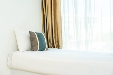 Yatak odasının iç dekorasyonunda yastık.