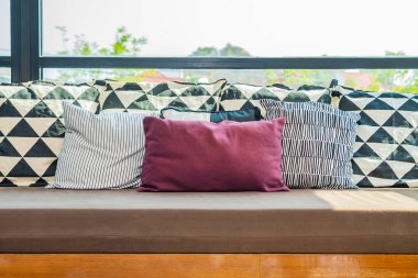 Oturma odasındaki kanepede rahat bir yastık.