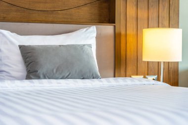 Yatak odasının iç dekorasyonunda yastık.