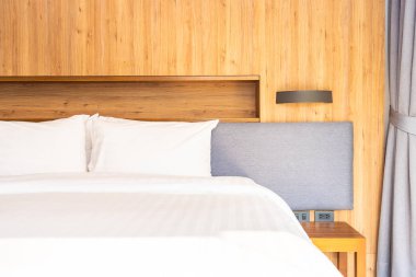 Yatak odasının iç dekorasyonunda yastık.