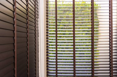 Odanın perde dekorasyonunu kapatır