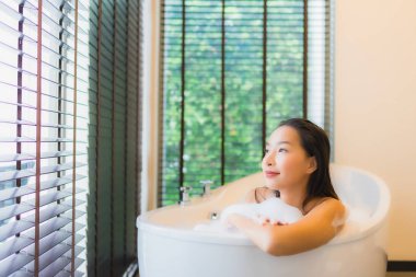 Güzel bir Asyalı kadın portresi. Mutlu bir gülümseme.