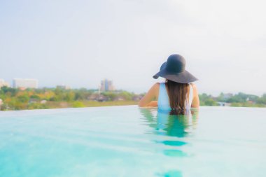 Asyalı kız mutlu gülümsemek güzel genç kadın portre dinlenmek