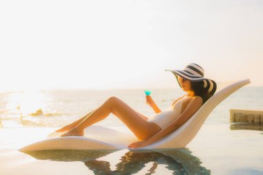 Güzel Asyalı genç kadınların portresi. Gülümse, rahatla.