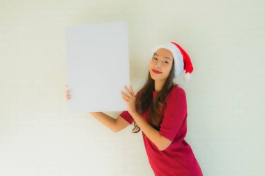 Güzel Asyalı genç kadınların portresi beyaz kart gösteriyor.