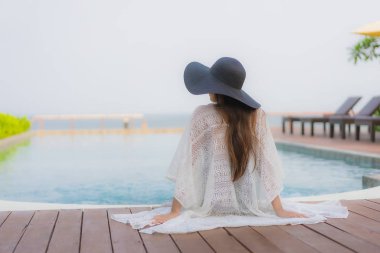 Asyalı genç bir kadının portresi mutlu bir gülümseme açık havada yüzmek