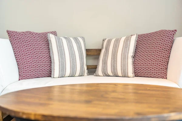 Almohada cómoda en la decoración del sofá en la sala de estar —  Fotos de Stock