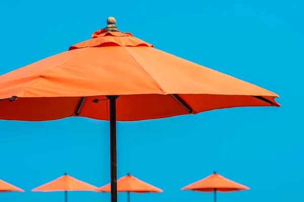 Guarda-chuva com fundo céu azul bonito quase mar oceano bea — Fotografia de Stock