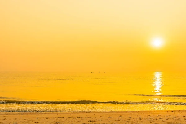 Belle mer tropicale océan plage au lever ou au coucher du soleil — Photo