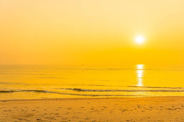 Beautiful tropical sea ocean beach at sunrise or sunset time — Stock Photo, Image