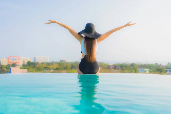 Retrato bonito jovem asiático mulher feliz sorriso relaxar ao redor ou — Fotografia de Stock