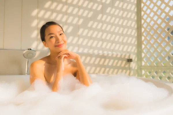 Ritratto giovane donna asiatica relax fare un bagno nella vasca da bagno — Foto Stock