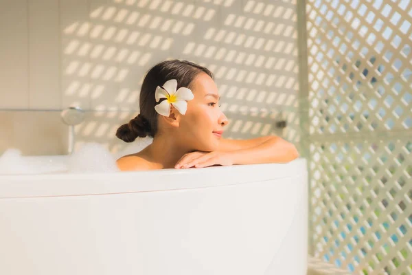 Portrait jeune asiatique femme relax prendre un bain dans baignoire — Photo