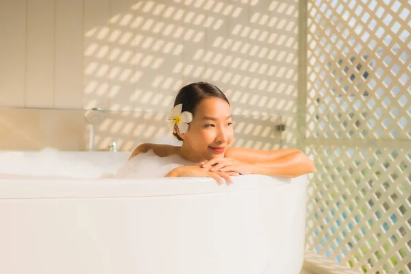 Retrato jovem mulher asiática relaxar tomar um banho na banheira — Fotografia de Stock