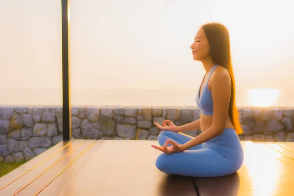 Retrato joven asiático mujer hacer meditación alrededor de mar playa océano —  Fotos de Stock