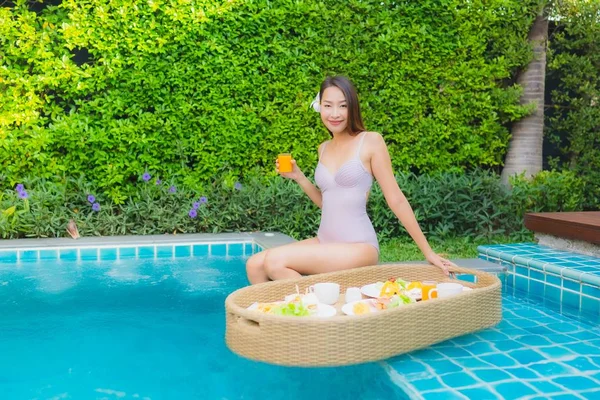 Retrato joven asiático mujer feliz sonrisa disfrutar con flotante descanso — Foto de Stock