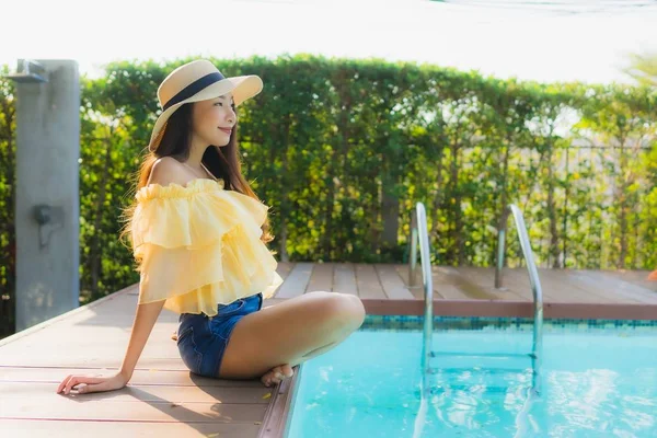 Retrato joven asiático mujer feliz sonrisa relajarse alrededor al aire libre nadar — Foto de Stock