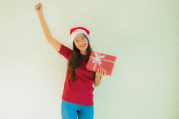 Portrait belle jeune asiatique femmes portent santa chapeau à Noël — Photo